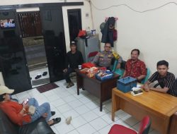 Sinergi Sejuk, Sambang Pos Sekretariat RW, Bhabinkamtibmas Gandeng Tokoh Masyarakat Redam Potensi Gesekan Sosial