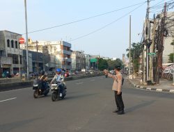 Polisi Laksanakan Pengaturan Lalu Lintas di Pertigaan Jalan Biak, Arus Kendaraan Lancar