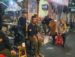 Polisi Ajak Warga Jaga Keamanan, Bhabinkamtibmas Sambang Pos Satkamling di Pasar Baru