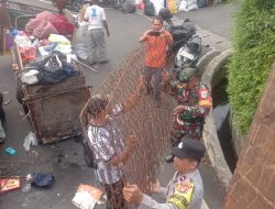 Gerebek Lumpur di Petojo Utara, Kolaborasi 3 Pilar Bersihkan Saluran dan Tebang Pohon Rawan