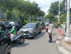 Anggota Polsubsektor Roxy Lakukan Pengaturan Lalu Lintas di Pertigaan Jalan Biak, Arus Kendaraan Lancar