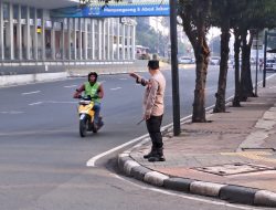 Dedikasi Kapolsubsektor Sarinah, Atur Lalu Lintas Pagi Di Simpang Jalan Sunda Demi Kelancaran Warga Ibu Kota