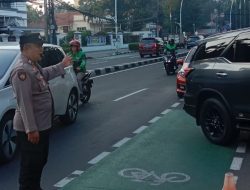 Pelayanan Pagi Hari Kapolsubsektor Cut Mutia, Bantu Murid Masuk Sekolh Di SMA Kanisius Menteng Raya