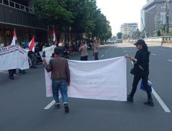 Polsek Metro Menteng Pantau Lintasan Massa Unjuk Rasa Di Depan  Gedung Jaya Menteng