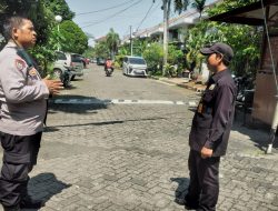 Patroli Sambang di Villa Kemayoran, Bhabinkamtibmas Ajak Satpam Bersinergi Jaga Kamtibmas