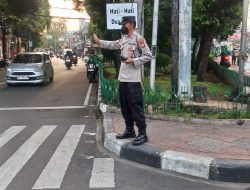 Petugas Lakukan Pengaturan Lalu Lintas Pagi di Salemba Tengah Antisipasi Kemacetan