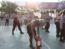 “Tingkatkan Kemampuan Personel, Polres Pelabuhan Tanjung Priok Gelar Latihan Dalmas dan Pemadaman Api”