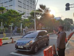 Kapolsubsektor Sarinah Laksanakan Pengaturan Lalu Lintas Pagi Hari di Jalan Sunda Dan MH Thamrin Menteng