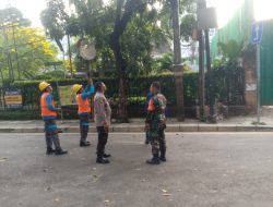 Polisi Gerak Cepat, Tanggapi Laporan Warga Terkat Kabel Listrik Mengeluarkan Api Di Jalan Kertosono Menteng