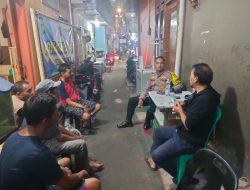 Patroli Malam di RW 06, Bhabinkamtibmas Ajak Warga Aktif Jaga Keamanan