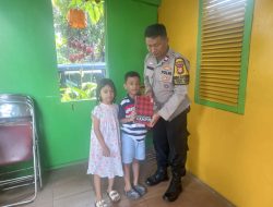 Polisi Hadir untuk Pendidikan: Anak PAUD di Kebon Kacang Terima Buku dari Bhabinkamtibmas