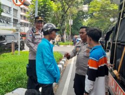 Aksi Memanas di Depan PN Jakpus, Polisi Tampil Humanis dan Kendalikan Situasi!