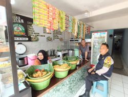 Sambangi Tempat Tempat Usaha Bhabinkamtibmas Pantau aktipitas sosial Dan Ekonomi Warga