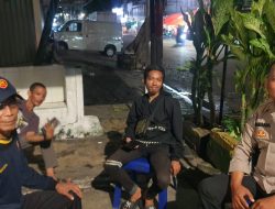 Perkuat Keamanan Lingkungan, Bhabinkamtibmas Pasar Baru Sambangi Pos Satkamling Dini Hari
