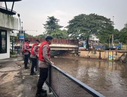 *Patroli banjir Brimob Metro Jaya turunkan tim SAR*