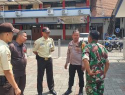 Bhabinkamtibmas Sambangi Warga, Polisi Ajak Warga Cegah Kriminalitas di Pasar Baru