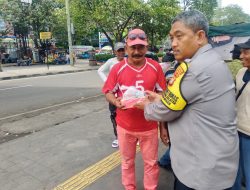 Jumat Berkah, Polsek Sawah Besar Bagikan 100 Nasi Bungkus untuk Warga Kurang Mampu
