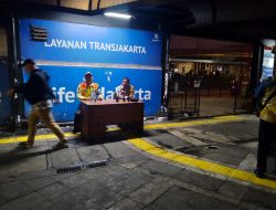 Antisipasi Kejahatan Jam Pulang Kerja, Bhabinkamtibmas Cideng Patroli di Stasiun Tanah Abang