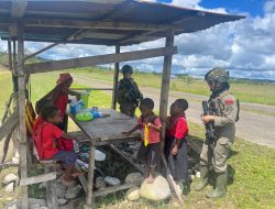 *Patroli Dialogis Ops Damai Cartenz Sapa Anak-anak di Distrik Kenyam, Nduga*