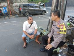 Bhabinkamtibmas Petojo Utara Patroli Sambang RW, Tingkatkan Sinergi Jaga Kamtibmas