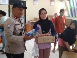 Bhabinkamtibmas Duri Pulo Kawal Distribusi Sembako Program Tebus Murah KJP di RPTRA Melati
