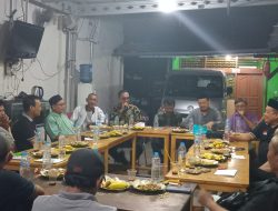 Duduk Bersama, Jaga Bersama! Bhabinkamtibmas Kampung Rawa Aktif dalam Pertemuan RT/RW 02