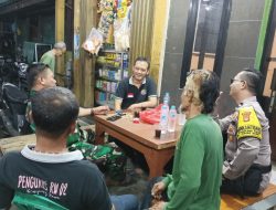 Bersama Babinsa dan Warga, Lawan Ancaman! Bhabinkamtibmas Sambangi Pos Siskamling RT 11 RW 02