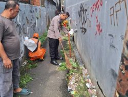 Sinergi 3 Pilar Menteng Dan Masyarakat, Kerja Bakti Bersihkan Sampah Di Saluran Air RW 08 Matraman Dalam II