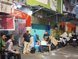 Patroli Malam Bhabinkamtibmas Gandeng Tokoh Masyarakat Jaga Kampung Rawa Aman dan Kondusif