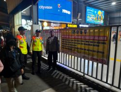 Polisi dan Satpam Pasang Spanduk Himbauan di Stasiun Tanah Abang, Warga Diimbau Waspada