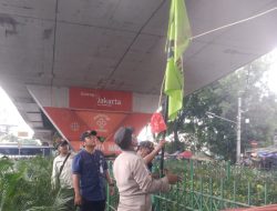Tiga Pilar Cideng Tertibkan Atribut Ormas Ilegal di Kolong Roxy