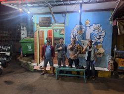 Bersama Warga, Bhabinkamtibmas Kelurahan Pegangsaan  Aktif Jaga Keamanan di Pos Satkamling RW 06