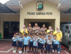 Anak-Anak PAUD SPS Dahlia RW 007 Belajar Tugas Polisi Lewat Kunjungan Edukatif ke Polsek Cempaka Putih