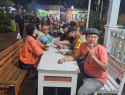 Bhabinkamtibmas Pegangsaan Sampaikan Himbauan Kamtibmas Bareng Warga Di Satkamling RW 08