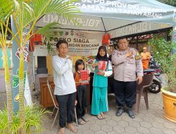 Peduli Pendidikan, Bhabinkamtibmas Berikan Buku Tulis Kepada Anak Yatim
