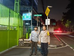 Bangun Kedekatan, Bhabinkamtibmas Sambangi Poskamling RW 04 Petojo Utara