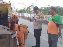 Wujudkan Lingkungan Bersih, Bhabinkamtibmas Duri Pulo Dampingi Warga RW 09 dalam Kerja Bakti