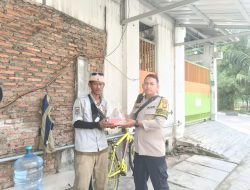 Polri Peduli Bertajuk Jumat Berkah, Polsek Sawah Besar Bagikan 100 Nasi Bungkus untuk Warga Kurang Mampu”
