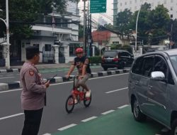 Pelayanan Pagi Hari Kapolsubsektor Cut Mutia, Bantu Siswa Dan Atur Lalu Lintas Di Depan SMA Kanisius Menteng