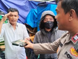 Jumat Berkah, Polsek Kemayoran Bagikan 100 Nasi Kotak untuk Warga di Depan Pengadilan Negeri Jakpus
