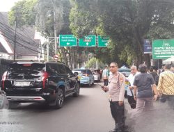 Dedikasi Tanpa Batas, Personel Patmor Menteng Atur Lalu Lintas Di Jalan Taman Sunda Kelapa