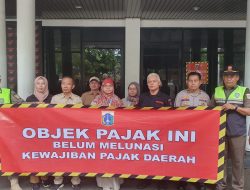 Polri Backup Pemasangan Stiker Penunggak Pajak Di Wilayah Bendungan Hilir