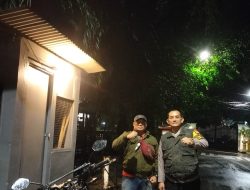 Sambangi Pos Satkamling Di Jalan Surabaya Timur, Bhabinkamtibmas Sampaikan Pesan Kamtibmas Kepada Warga