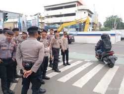 Penyekatan Massa dan Pengamanan Unras Ojek Online: Polisi Amankan Situasi di Gambir Jakarta Pusat