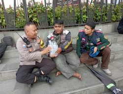 Bhabinkamtibmas Duri Pulo Beri Pelayanan Humanis kepada Massa Aksi Ojek Online di Medan Merdeka Selatan