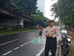 Patroli Psca Hujan, Polsek Cempaka Putih Pastikan Jalan Ahmad Yani Bebas Genangan