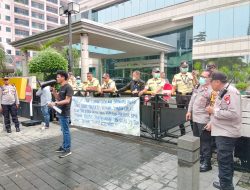 Polri Berikan Pelayanan Pengamanan Unjuk Rasa Di Clinique Suisse