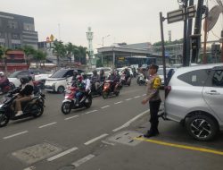 Tegakkan Keamanan Pagi! Bhabinkamtibmas Galur Pengaturan Lalu Lintas Atasi Macet dan Kejahatan Jalanan