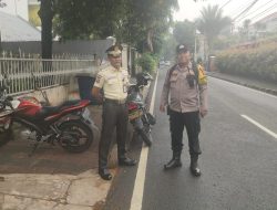 Sinergi Keamanan Wilayah, Bhabinkamtibmas Gondangdia Sambangi Warga RW 05 Jalan Lombok, Gandeng Security Tingkatkan Kewaspadaan Kamtibmas