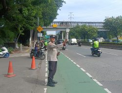 Unit Samapta Gatur Lalu Lintas Sore Hari di Pintu 8 GBK Senayan, Antisipasi Kemacetan